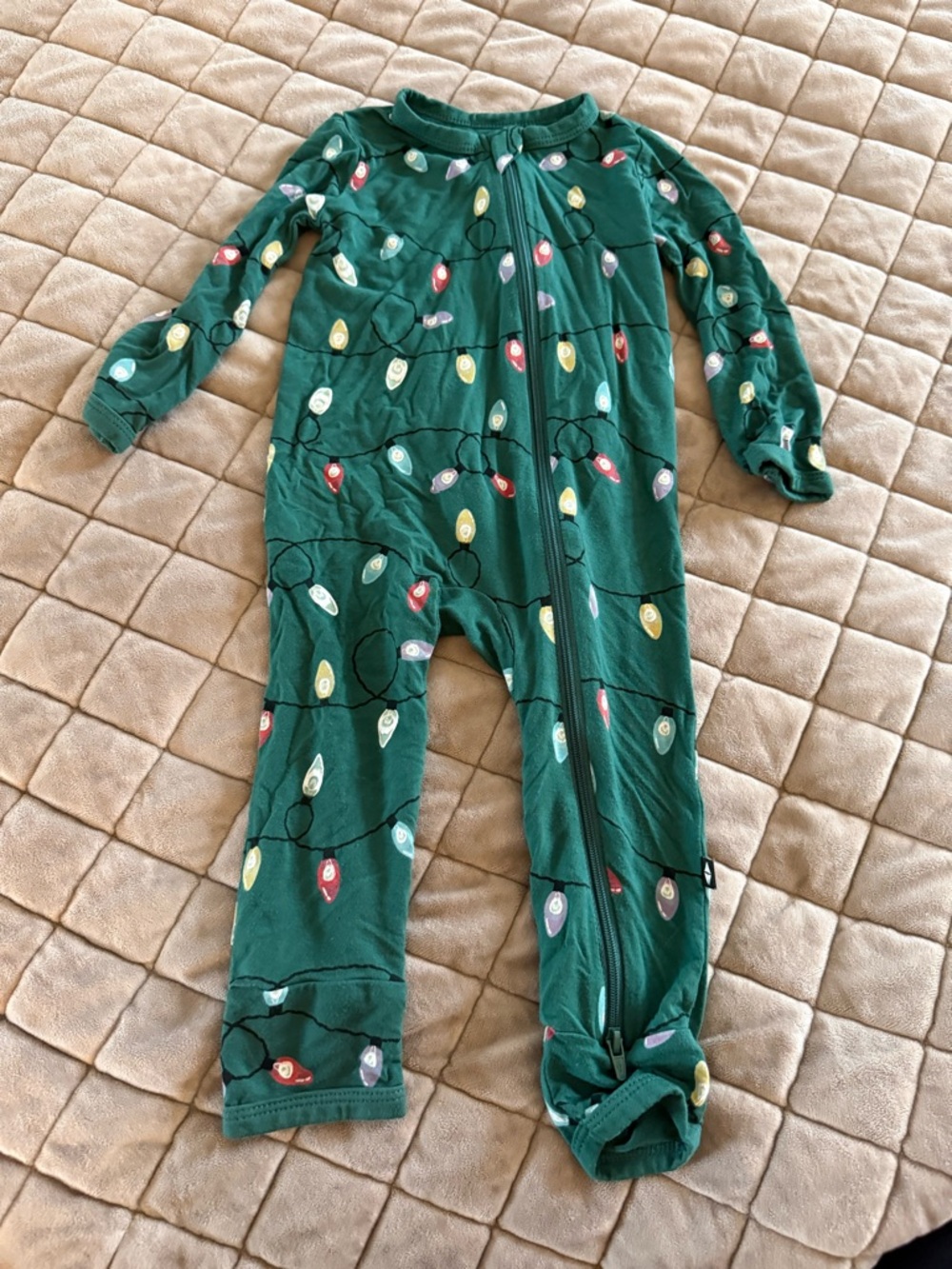 Kyte BABY Green Footed One-Piece Romper Pajama Christmas Light Bulb Print